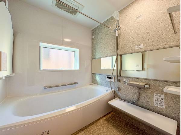 昼間のバスタイムも優しい採光で気持ちが良さそうですね