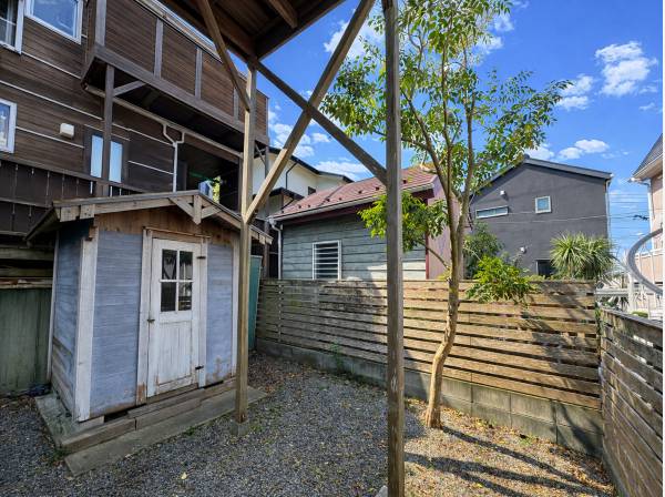 木の質感に包まれる、庭のある穏やかな時間。