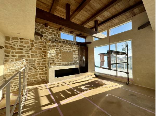 大空間のLDK壁は石張り、天井は古材で仕上げられています