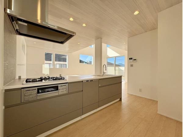 リビングまで視界を広げるオープンキッチンが叶える抜けの心地よさ