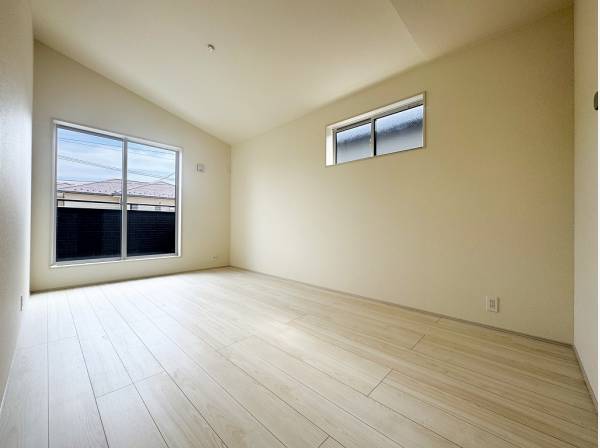 勾配天井が開放的な陽だまりのお部屋はついウトウトしてしまいそう