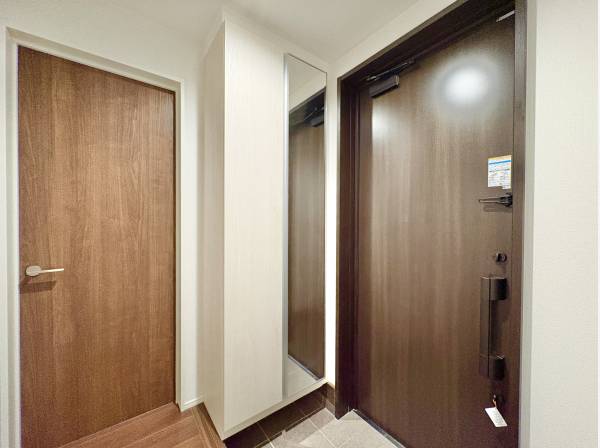 玄関には大きな姿見があり、お出かけ前の身だしなみチェックにお使いください。