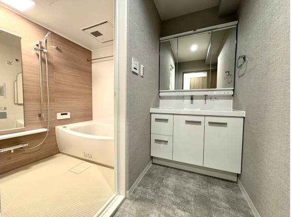 明るい洗面と浴室が一日の始まりと終わりを心地よく支えてくれる空間