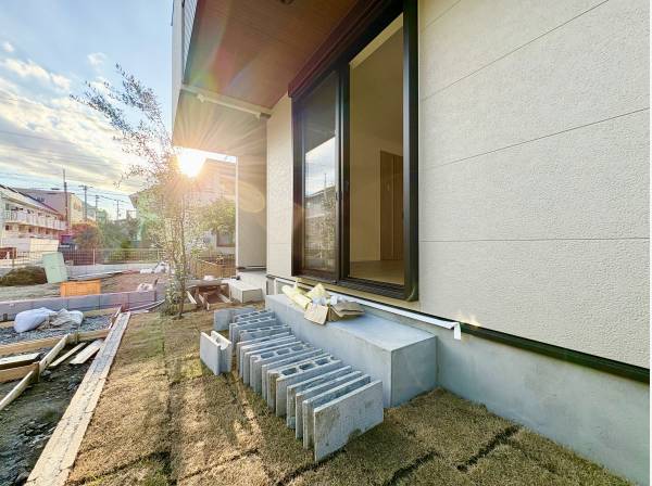 ちょっとしたお庭スペースが住宅の外観をより引き立てます