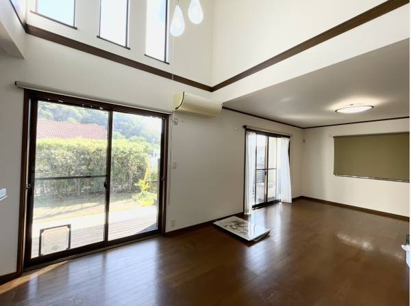 吹抜天井が開放感のある室内空間を演出。