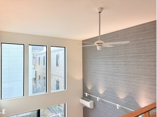 リビング上部は吹き抜けの大空間