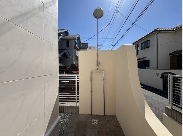 屋外シャワー付き！