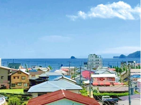 徒歩６分（約450ｍ）の宇佐美海岸を望みます