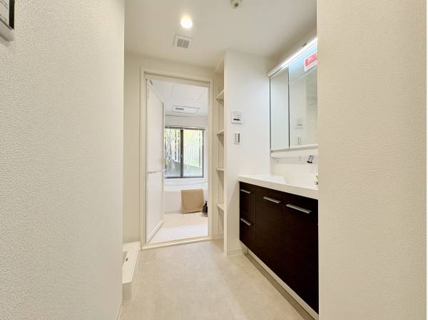 白を基調とした清潔感を感じるサニタリースペース