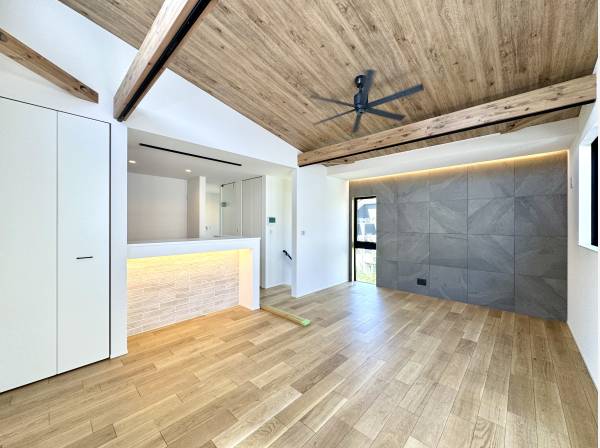 アクセントでタイル張りや間接照明など凝った造り