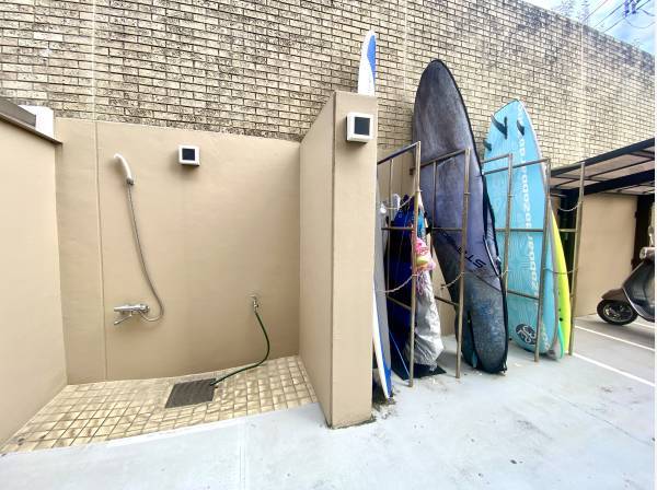 海帰りにも嬉しいサーフボード置場と屋外シャワー