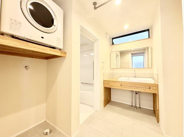 造作の洗面台、ガス衣類乾燥機も付いてます。