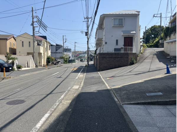 前面道路は広々しています