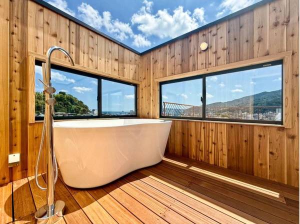 バルコニーに設置されたジャグジーとサウナ