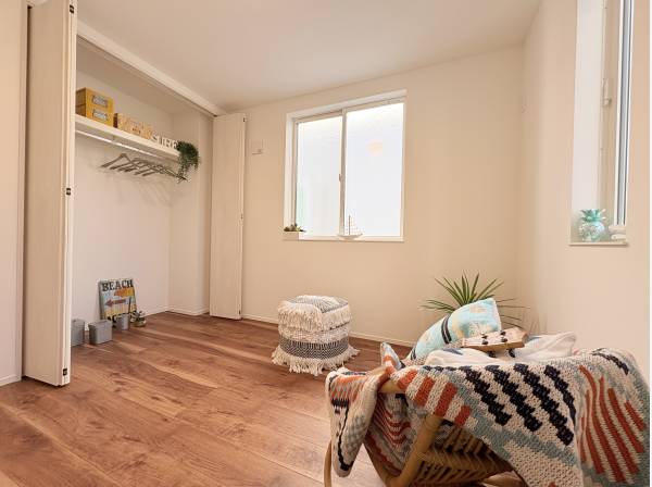こちらはお子様のお部屋にいかがでしょう