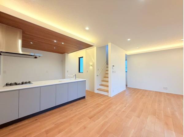 LDKはモダンスタイルで素敵な空間、17.8帖とゆとりがありますね