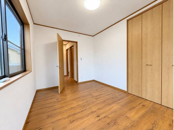 木目の床と建具が調和する、収納付きで家具の配置も考えやすいお部屋です。
