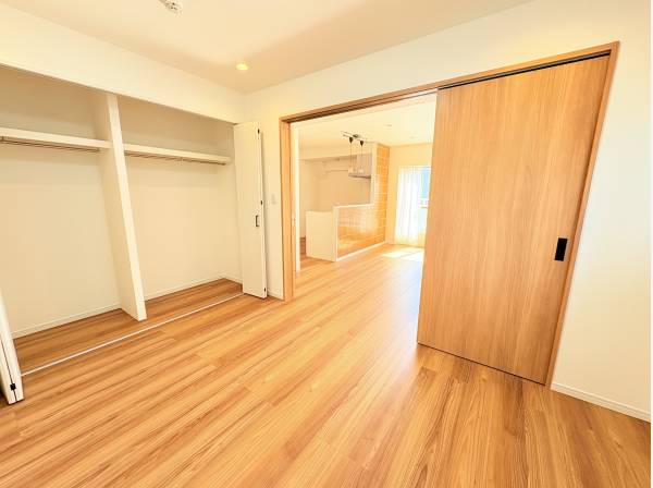 大きめの収納でお部屋は広々使えます！