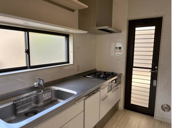 造作の棚に素敵な小窓、勝手口付きの広々キッチン