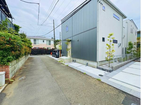 外壁はシルバー系のガルバリウムです。