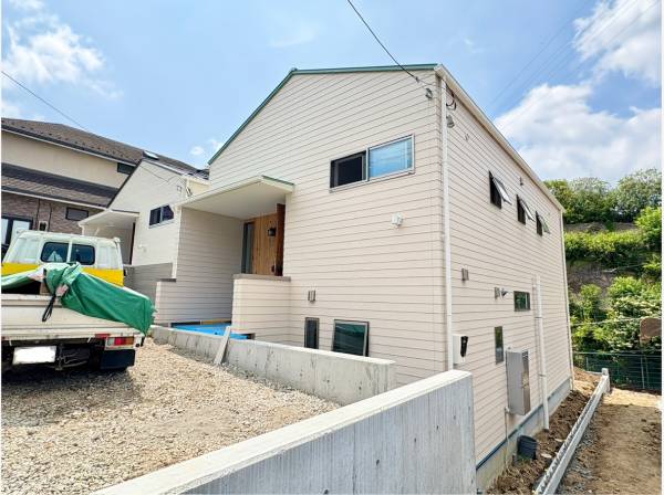 鎌倉の緑に馴染む外観