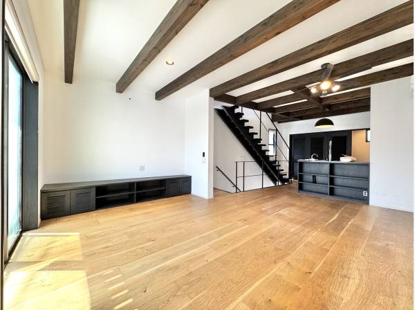 木と光が広がる、開放的なリビングダイニング。