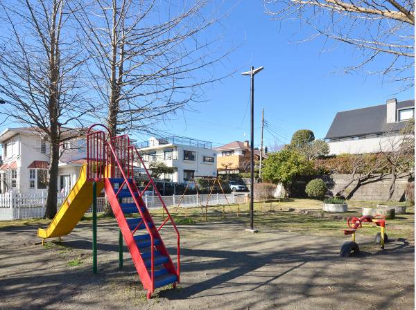 すみれ公園まで徒歩6分（約450m）