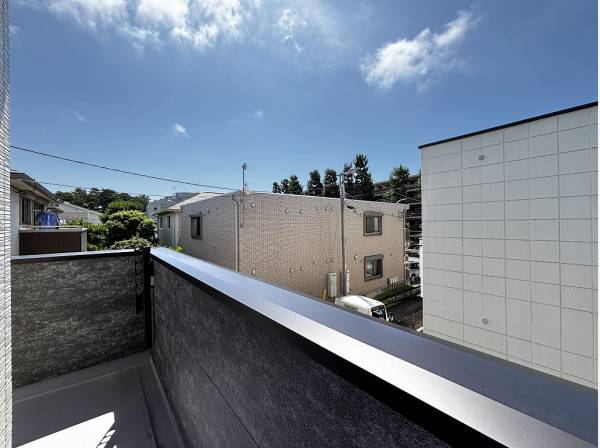 空を広く感じられるバルコニー