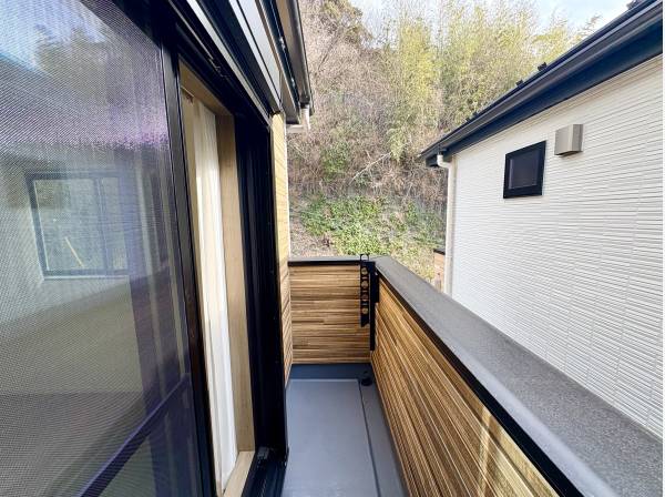 バルコニーは逗子の自然を望めるスペース