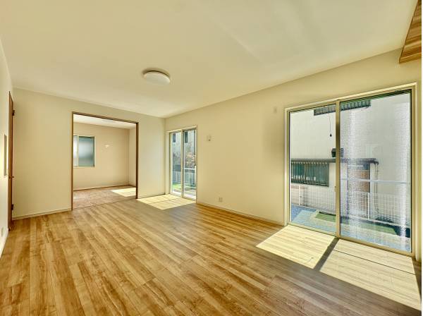 ハイ天井で、開放感があふれ出るリビングです