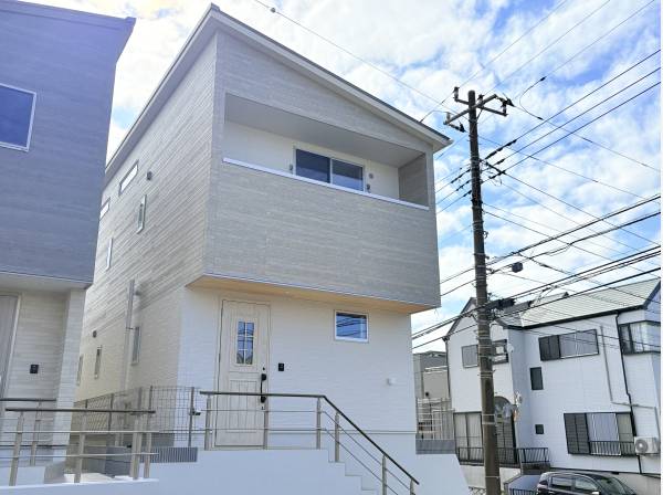 外観、角地で解放感◎