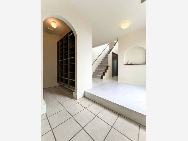 点在するアーチのアクセントが洗練感溢れる空間に柔らかな品格を添えます