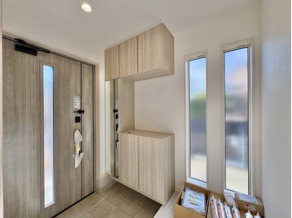 玄関ホールにもゆとりをもった設計です。