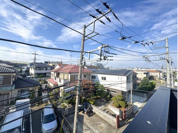 バルコニーからは遮る建物がない茅ヶ崎の街並みが広がります