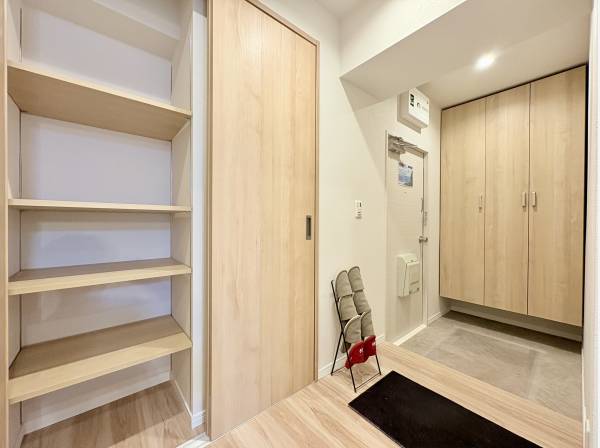 玄関。すぐに収納があります