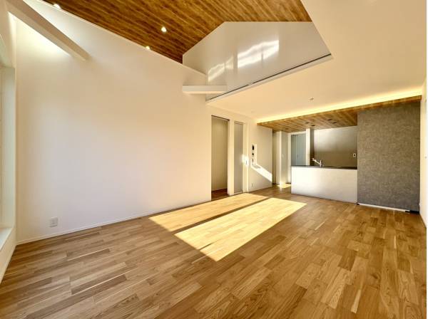 家族の気配を感じつつ、ゆったりと寛げる大空間のリビング。