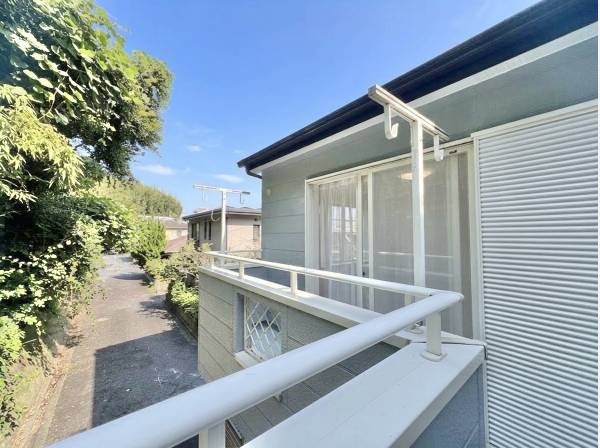 爽やかな風が通り抜けるベランダ。心地よい緑の景色を望む。