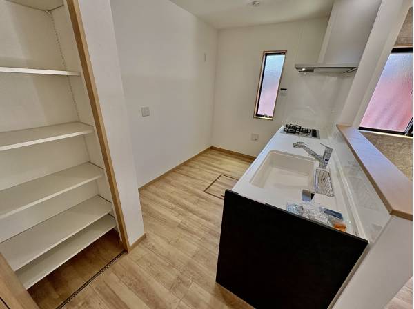 キッチンには収納スペースがたっぷりありますよ。