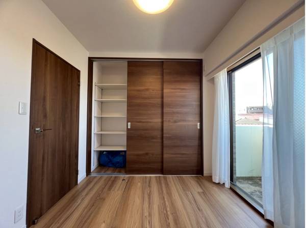 大容量の収納スペースを備えた居室、こちらにもバルコニーが！