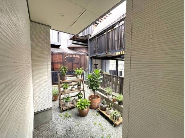 キッチン後ろの扉から繋がる落ち着きのある外部スペース※小物等はイメージ