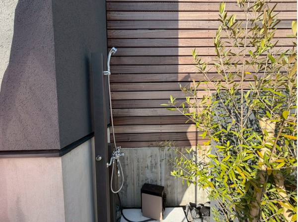 外には屋外シャワー付き！湘南ならではの嬉しい設備！