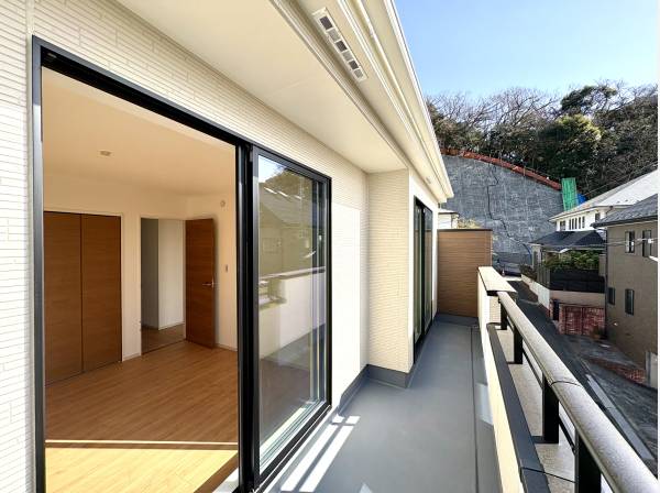 開放的な眺望の広がるバルコニー