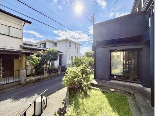 洗練されたモダン外観に庭先と緑溢れるアプローチ