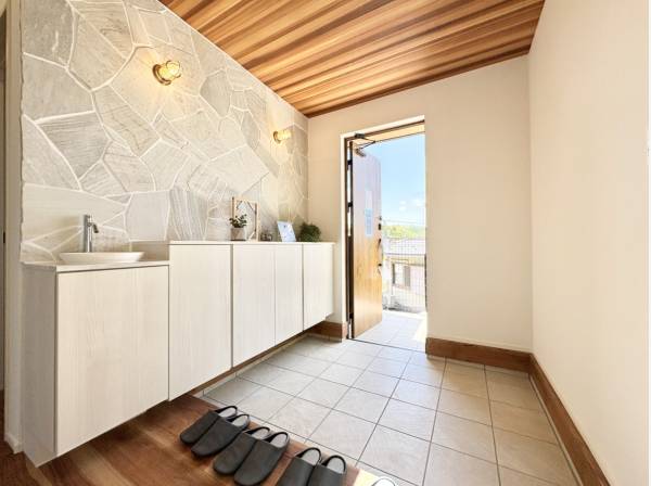 ゆったりとした広さの玄関エントランス