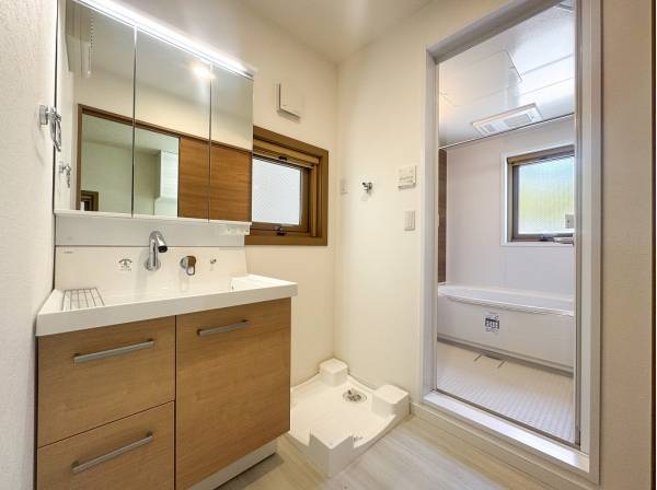 全体のバランスに合わせて窓枠にもウッドをチョイス！