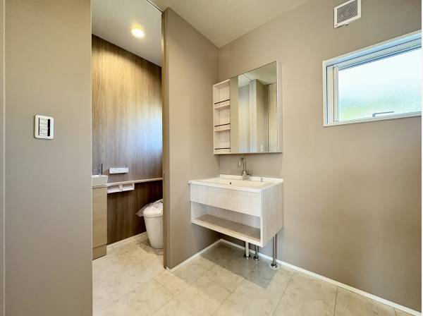 お洒落な洗面台に落ち着きのあるサニタリースペース