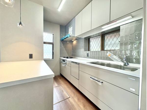 キッチンも新規リフォーム済みです。
