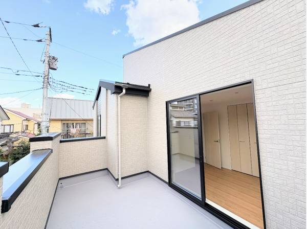 日当たりの良いワイドバルコニー