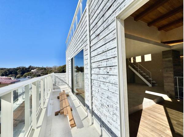 リビングから繋がるバルコニーにはウッドデッキが貼られます