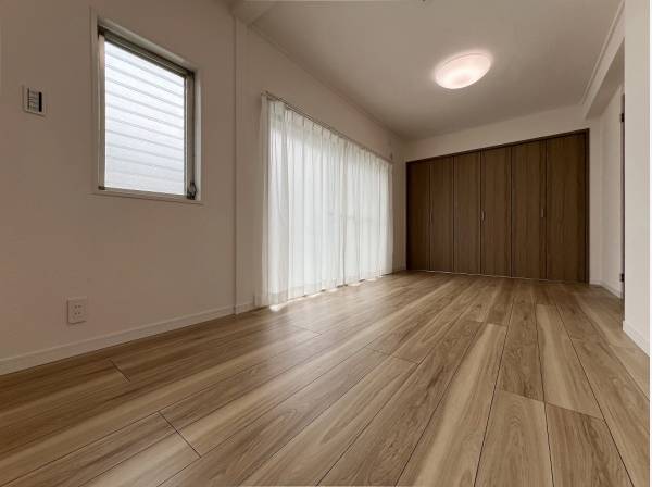 8帖超の洋室は二面採光で気持ちの良い風が抜けていきます